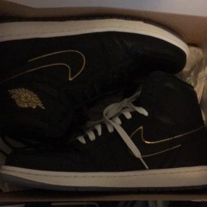 Air Jordan 1 retro high og black/metallic gold